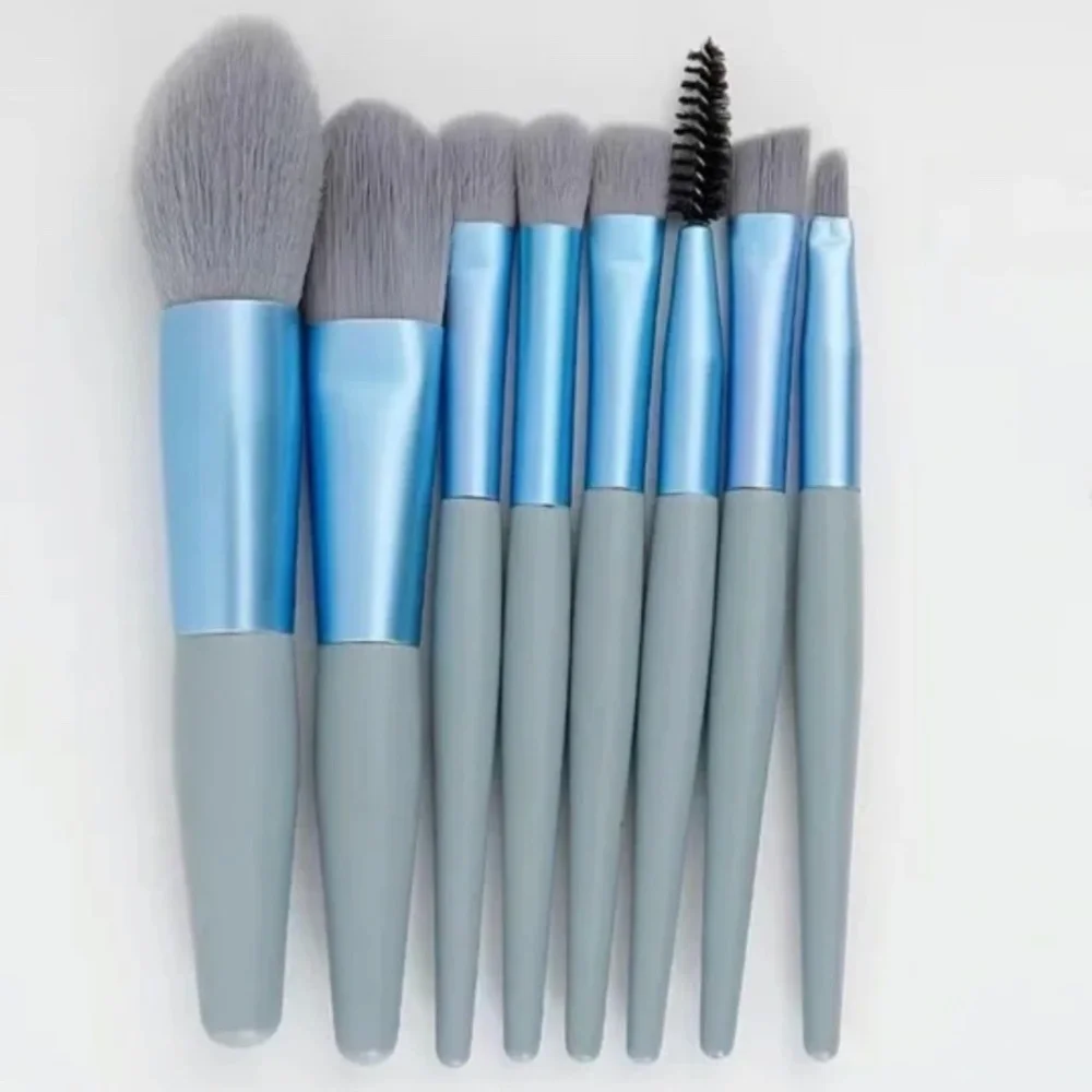 NIP 8 Piece Set of Soft Makeup Brushes with Portable Carrying Case in Blue!